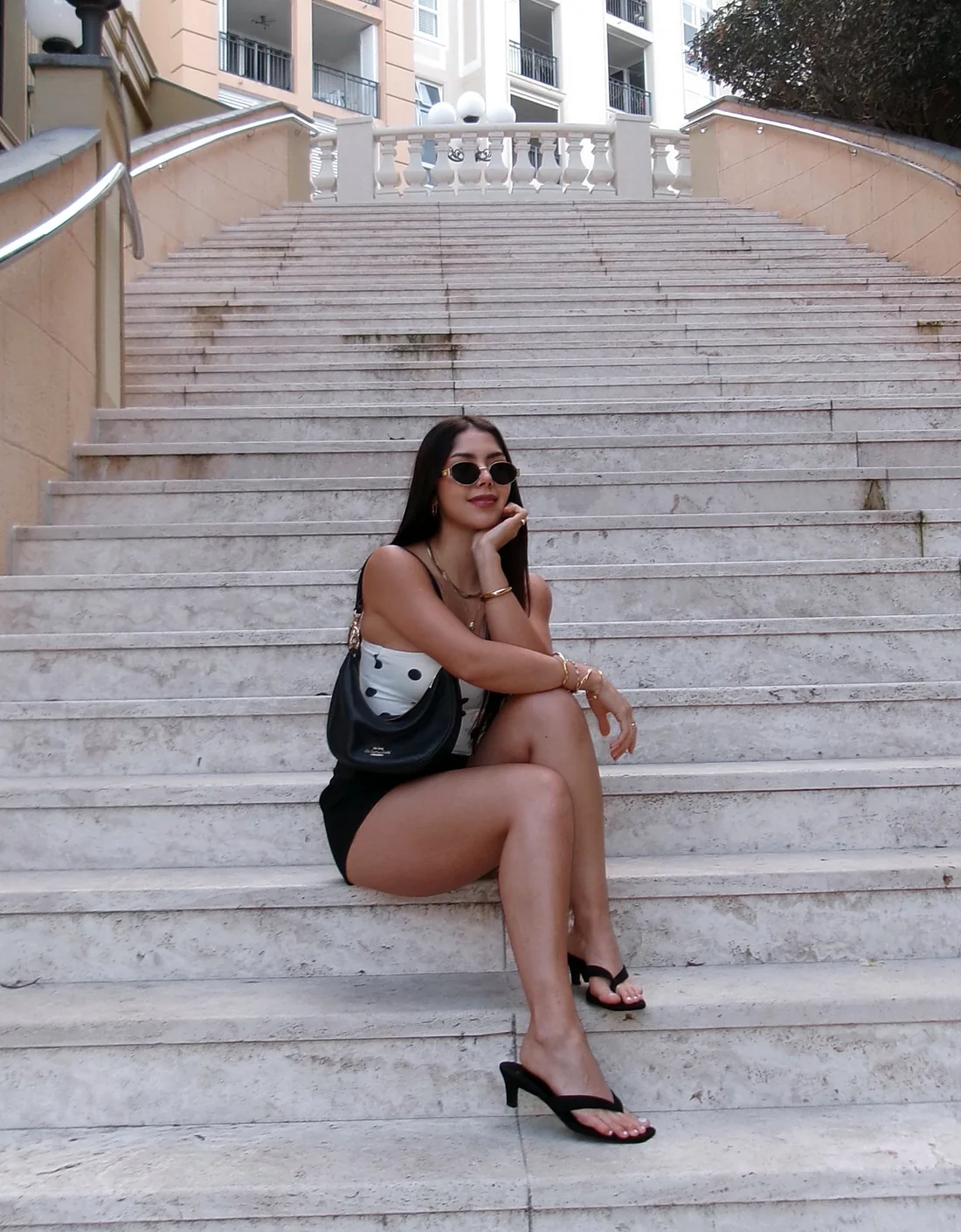 Thiemy sentada numa escadaria